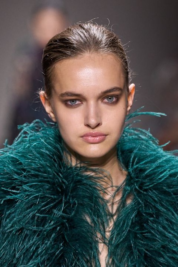 اطلالات جمالية لمجموعة إيلي صعب لخريف وشتاء 2024- 2025