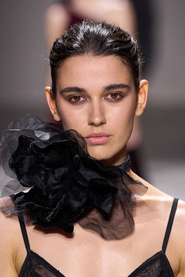 اطلالات جمالية لمجموعة إيلي صعب لخريف وشتاء 2024- 2025