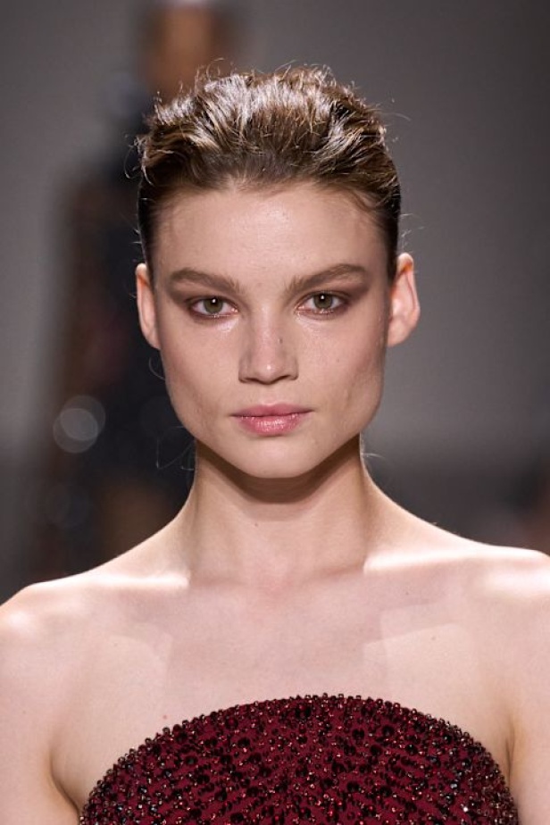 اطلالات جمالية لمجموعة إيلي صعب لخريف وشتاء 2024- 2025