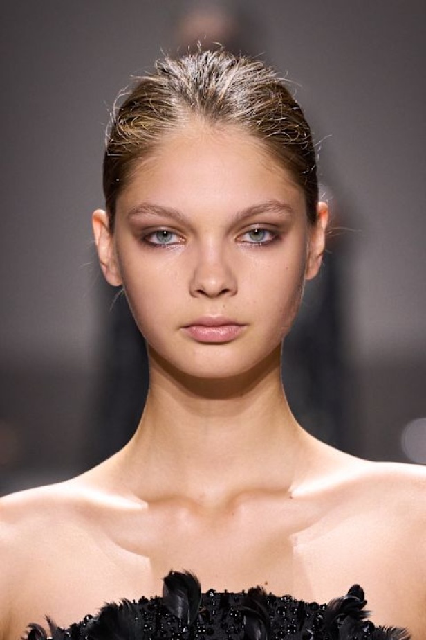 اطلالات جمالية لمجموعة إيلي صعب لخريف وشتاء 2024- 2025