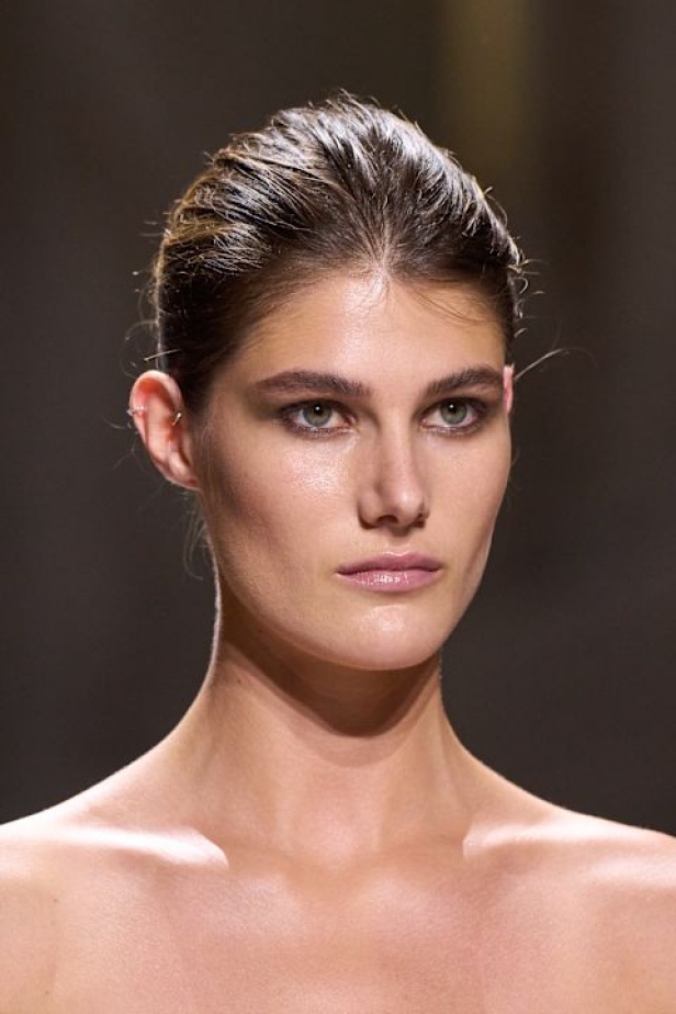 اطلالات جمالية لمجموعة إيلي صعب لخريف وشتاء 2024- 2025