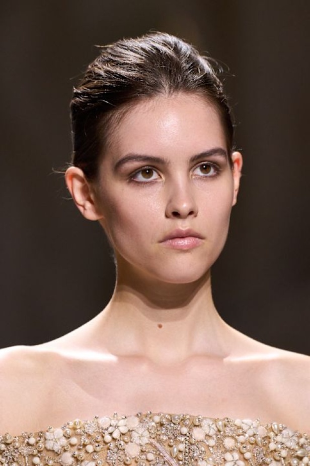 اطلالات جمالية لمجموعة إيلي صعب لخريف وشتاء 2024- 2025