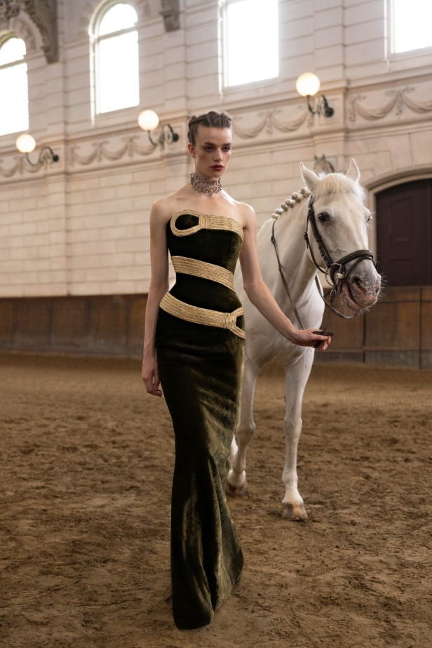 إبداع وأناقة في مجموعة رامي قاضي "Meydan" لخريف وشتاء 2024-2025... تجسيد روح الفروسية برقيّ وأنوثة لا مثيل لهما