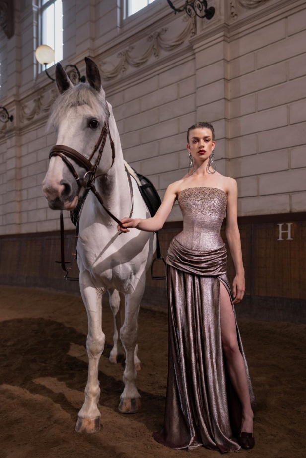 إبداع وأناقة في مجموعة رامي قاضي "Meydan" لخريف وشتاء 2024-2025... تجسيد روح الفروسية برقيّ وأنوثة لا مثيل لهما