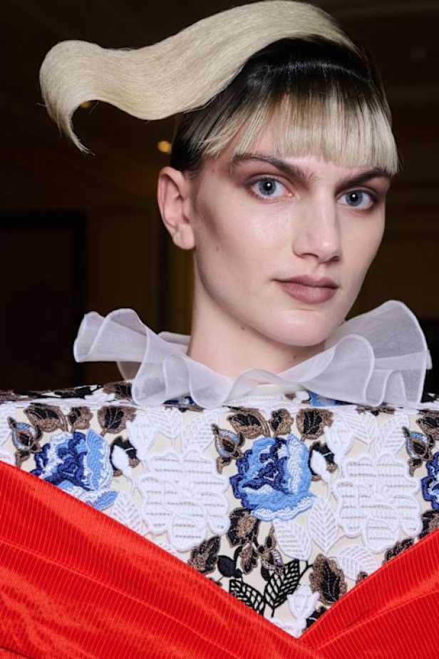 اطلالات جمالية لمجموعة Viktor&Rolf للهوت كوتور لموسم خريف 2024