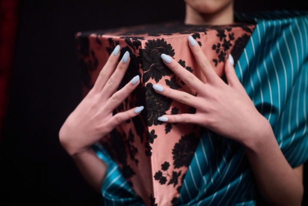 اطلالات جمالية لمجموعة Viktor&Rolf للهوت كوتور لموسم خريف 2024