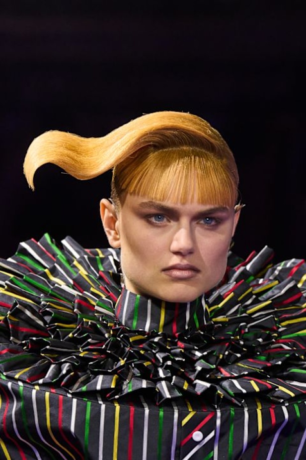 اطلالات جمالية لمجموعة Viktor&Rolf للهوت كوتور لموسم خريف 2024