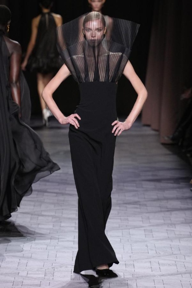 مجموعة Nina Ricci لربيع وصيف 2025 في باريس