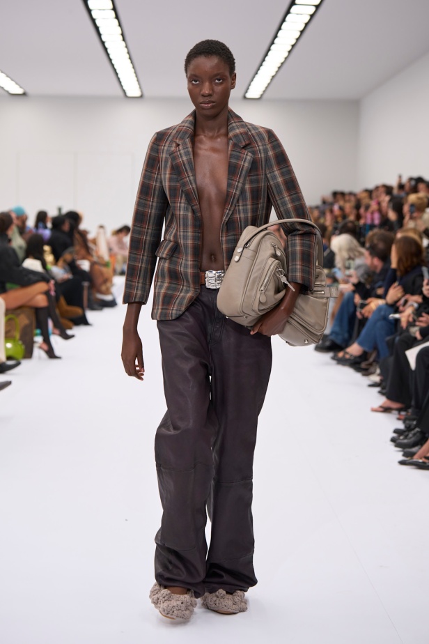 من مجموعة Acne Studios ربيع و صيف 2025