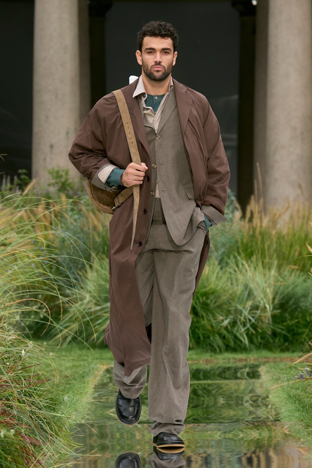 مجموعة Out of Office من Boss لربيع وصيف 2025