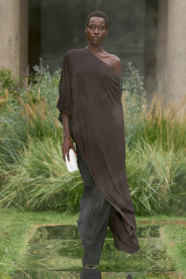 مجموعة Out of Office من Boss لربيع وصيف 2025