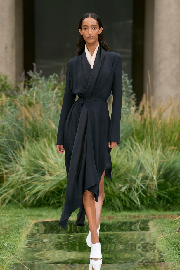 مجموعة Out of Office من Boss لربيع وصيف 2025