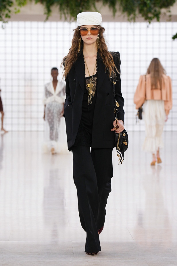 مجموعة Chloé لموسم ربيع وصيف 2025... تصاميم نابضة بالأنوثة الحالمة