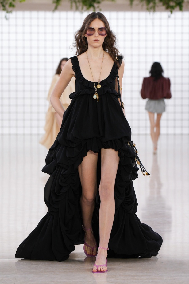 مجموعة Chloé لموسم ربيع وصيف 2025... تصاميم نابضة بالأنوثة الحالمة