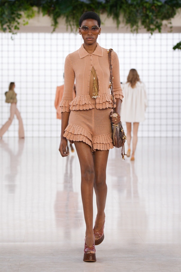 مجموعة Chloé لموسم ربيع وصيف 2025... تصاميم نابضة بالأنوثة الحالمة