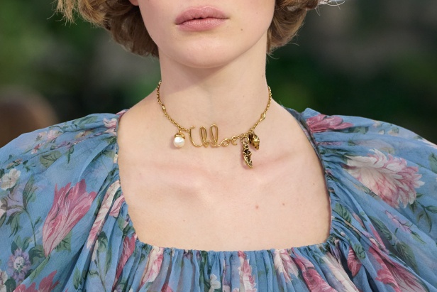 مجموعة Chloé لموسم ربيع وصيف 2025... تصاميم نابضة بالأنوثة الحالمة