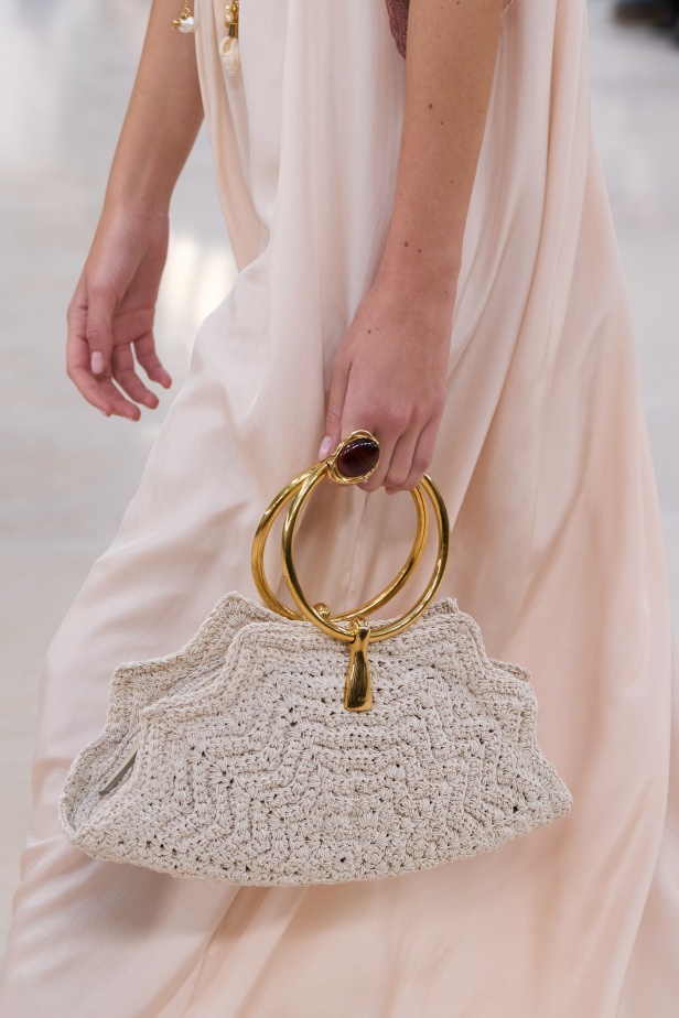 مجموعة Chloé لموسم ربيع وصيف 2025... تصاميم نابضة بالأنوثة الحالمة