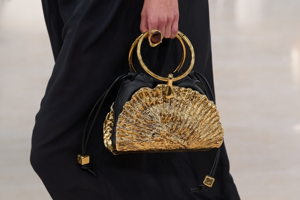 مجموعة Chloé لموسم ربيع وصيف 2025... تصاميم نابضة بالأنوثة الحالمة