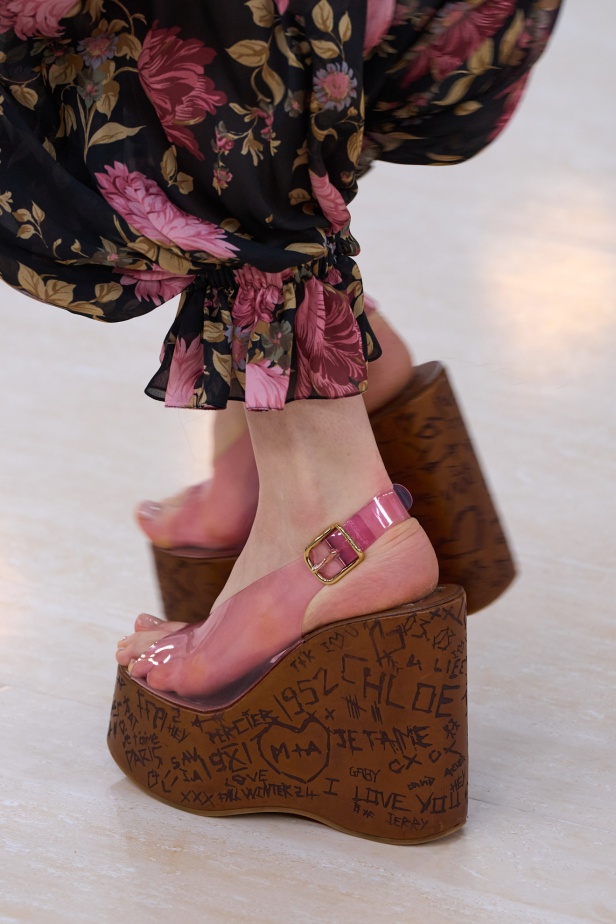 مجموعة Chloé لموسم ربيع وصيف 2025... تصاميم نابضة بالأنوثة الحالمة