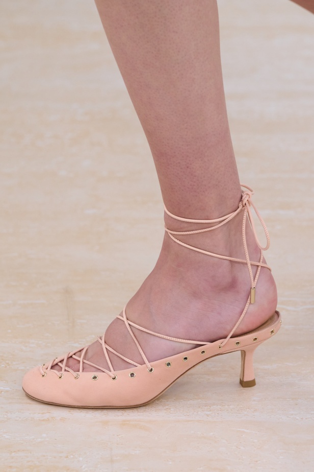 مجموعة Chloé لموسم ربيع وصيف 2025... تصاميم نابضة بالأنوثة الحالمة