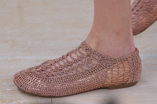 مجموعة Chloé لموسم ربيع وصيف 2025... تصاميم نابضة بالأنوثة الحالمة