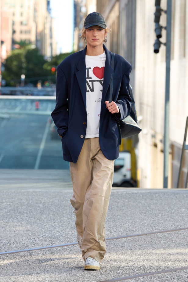 Coach تعيد مزج الكلاسيكيات الأميركية بأسلوب الجيل الجديد في مجموعة ربيع وصيف 2025