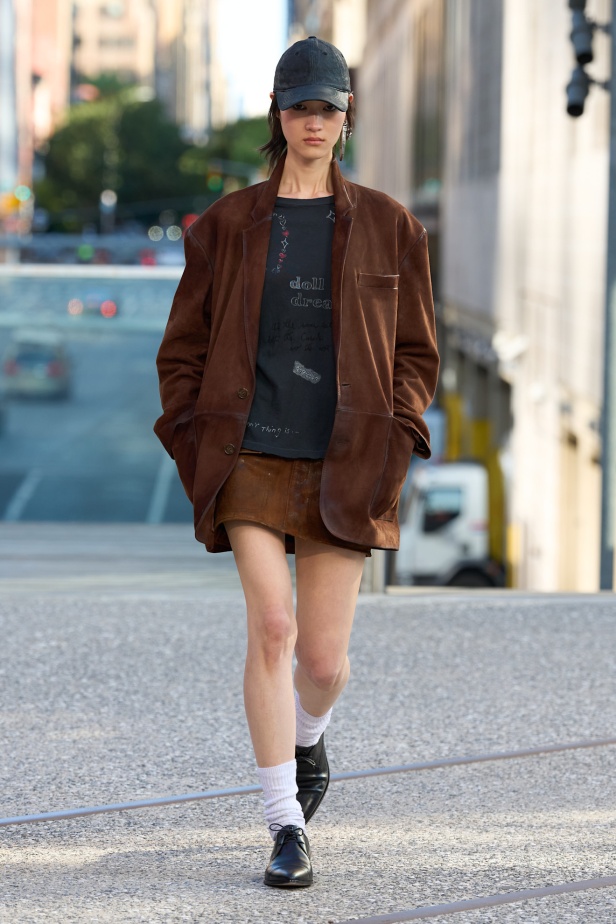 Coach تعيد مزج الكلاسيكيات الأميركية بأسلوب الجيل الجديد في مجموعة ربيع وصيف 2025