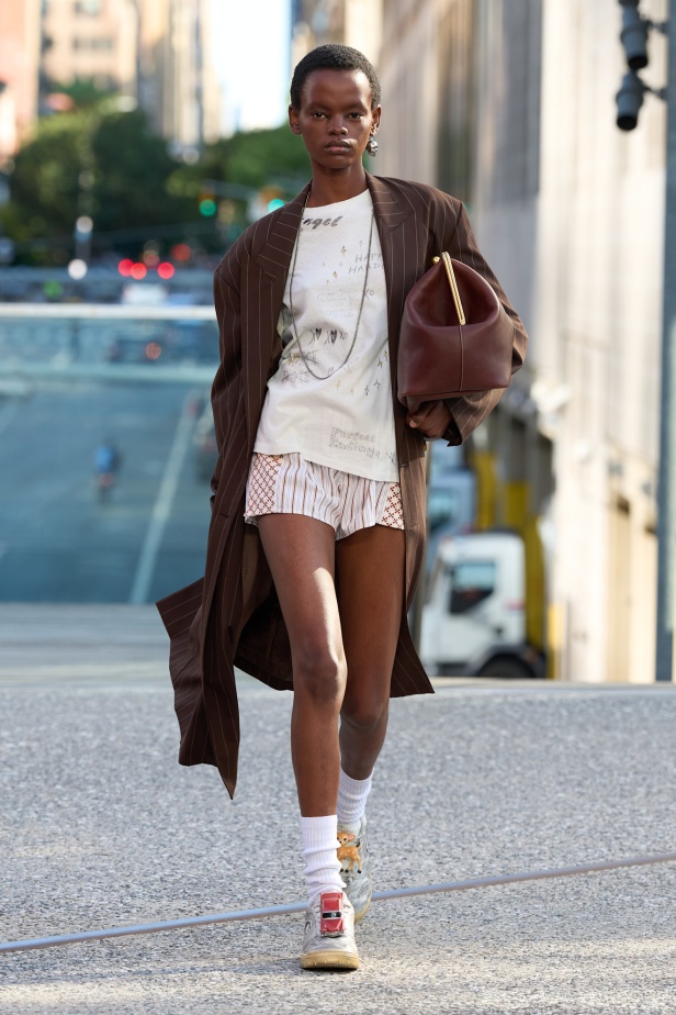 Coach تعيد مزج الكلاسيكيات الأميركية بأسلوب الجيل الجديد في مجموعة ربيع وصيف 2025