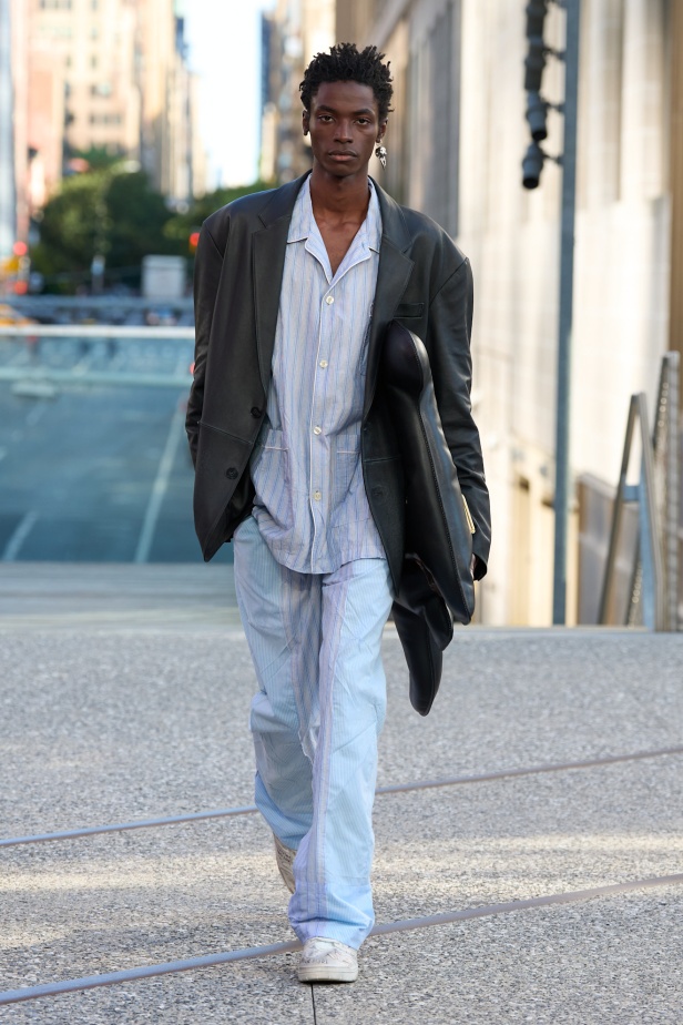 Coach تعيد مزج الكلاسيكيات الأميركية بأسلوب الجيل الجديد في مجموعة ربيع وصيف 2025