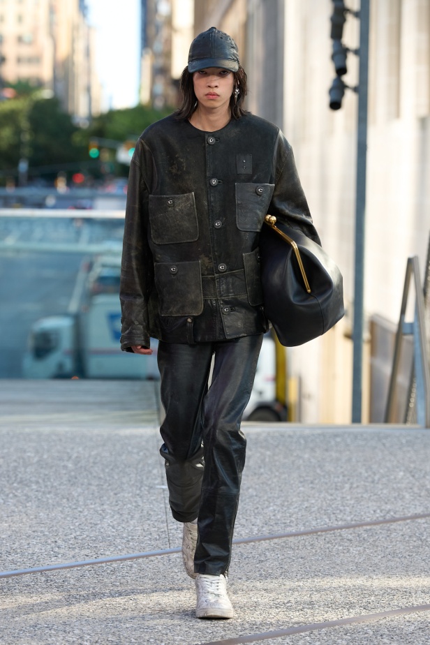 Coach تعيد مزج الكلاسيكيات الأميركية بأسلوب الجيل الجديد في مجموعة ربيع وصيف 2025