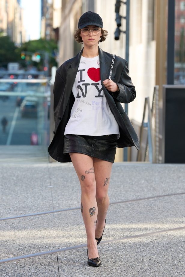 Coach تعيد مزج الكلاسيكيات الأميركية بأسلوب الجيل الجديد في مجموعة ربيع وصيف 2025