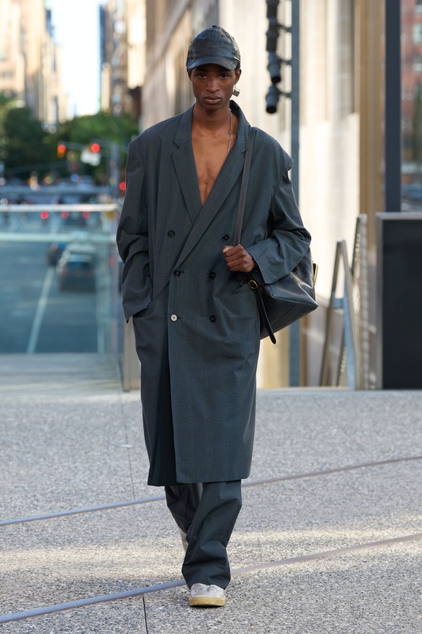 Coach تعيد مزج الكلاسيكيات الأميركية بأسلوب الجيل الجديد في مجموعة ربيع وصيف 2025