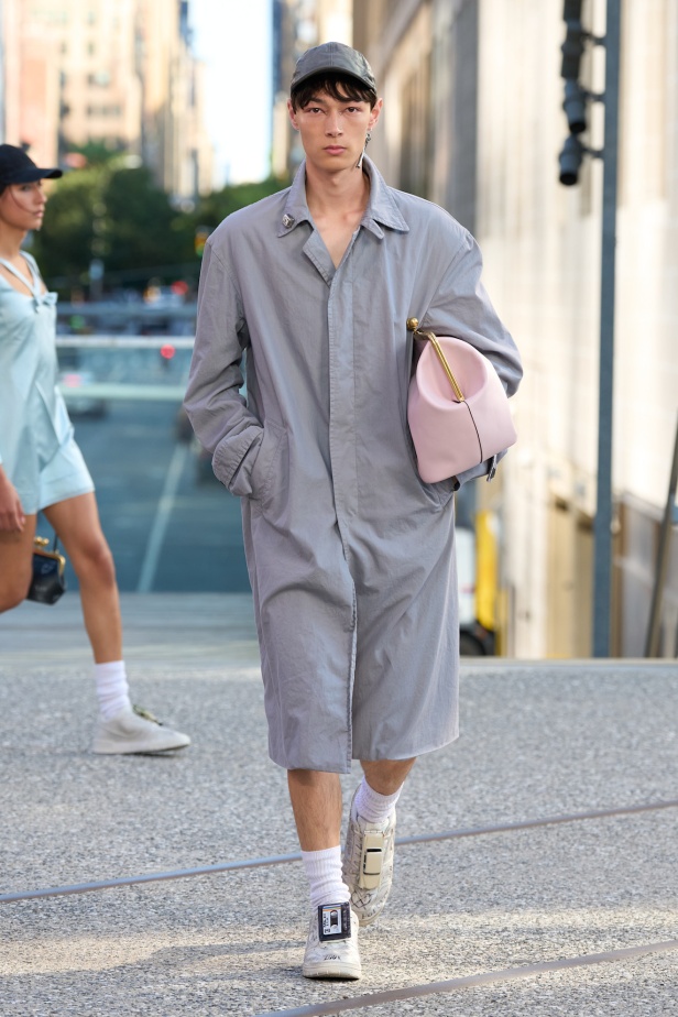 Coach تعيد مزج الكلاسيكيات الأميركية بأسلوب الجيل الجديد في مجموعة ربيع وصيف 2025