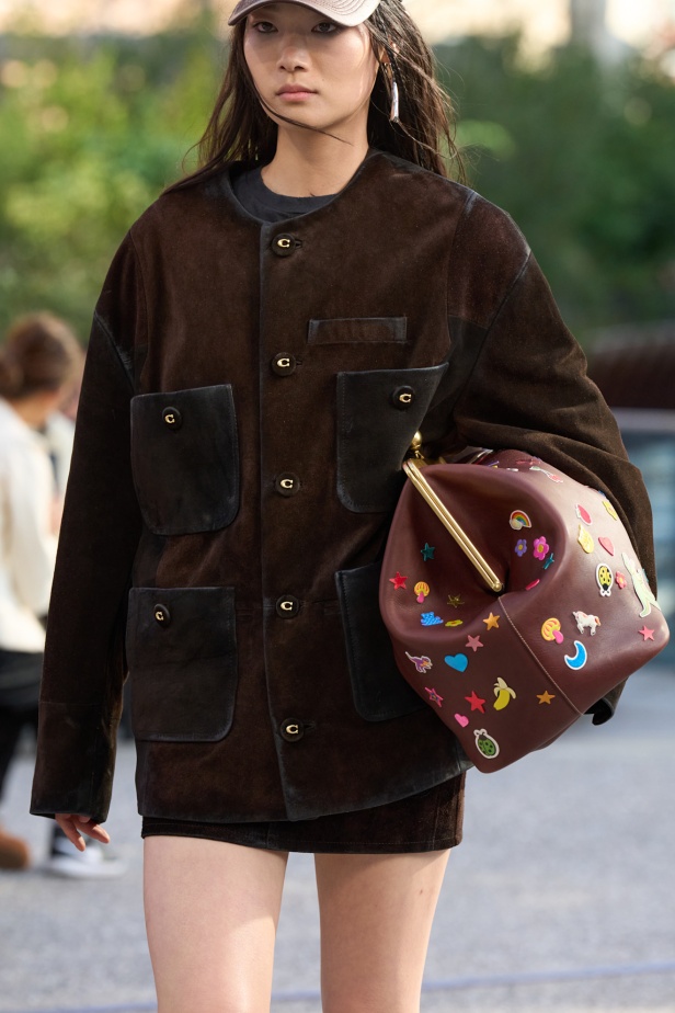 Coach تعيد مزج الكلاسيكيات الأميركية بأسلوب الجيل الجديد في مجموعة ربيع وصيف 2025