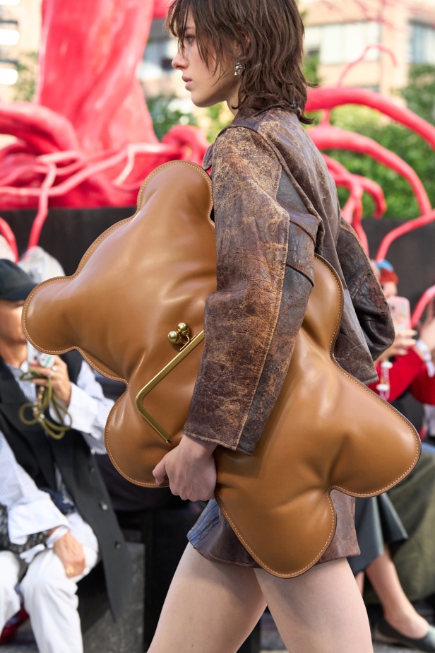 Coach تعيد مزج الكلاسيكيات الأميركية بأسلوب الجيل الجديد في مجموعة ربيع وصيف 2025