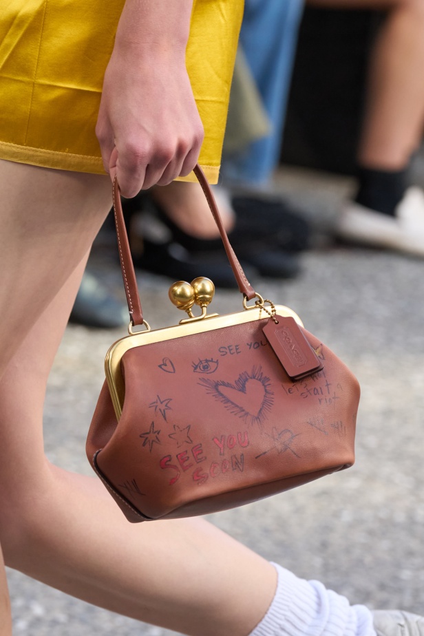 Coach تعيد مزج الكلاسيكيات الأميركية بأسلوب الجيل الجديد في مجموعة ربيع وصيف 2025