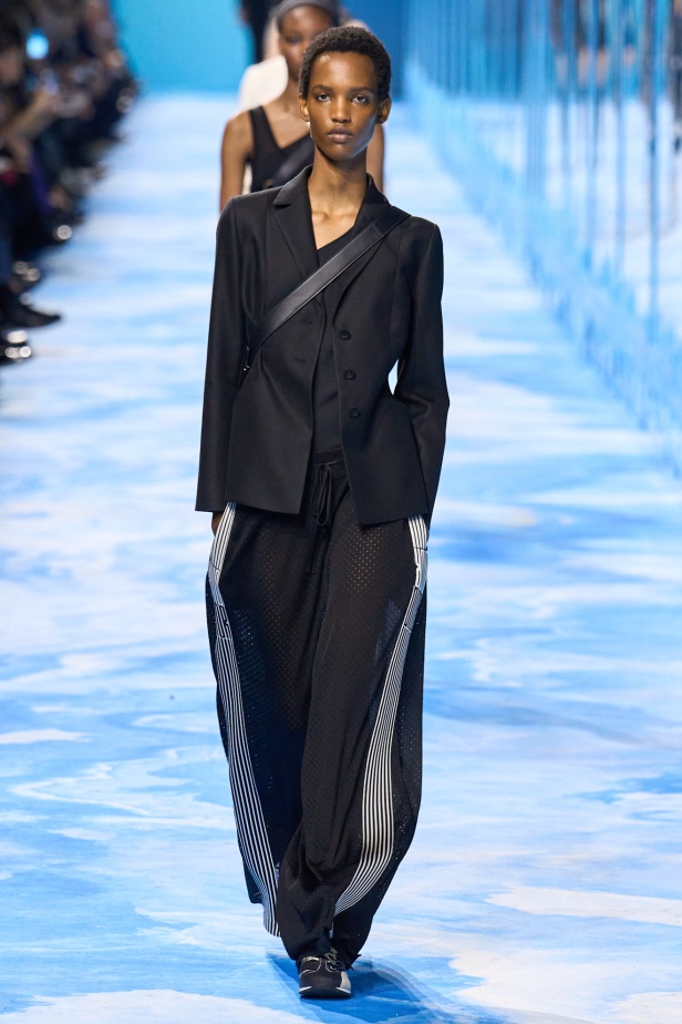 مجموعة Dior لربيع وصيف 2025... "ماريا غراتسيا كيوري" تستكشف تقاطع الموضة مع الرياضة وتعود إلى أرشيف السيد ديور