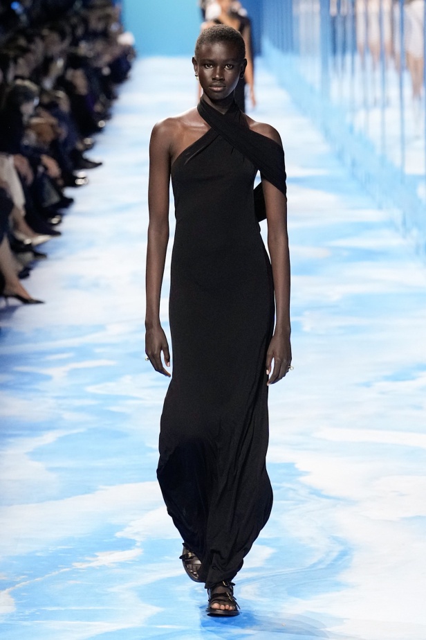 مجموعة Dior لربيع وصيف 2025... "ماريا غراتسيا كيوري" تستكشف تقاطع الموضة مع الرياضة وتعود إلى أرشيف السيد ديور