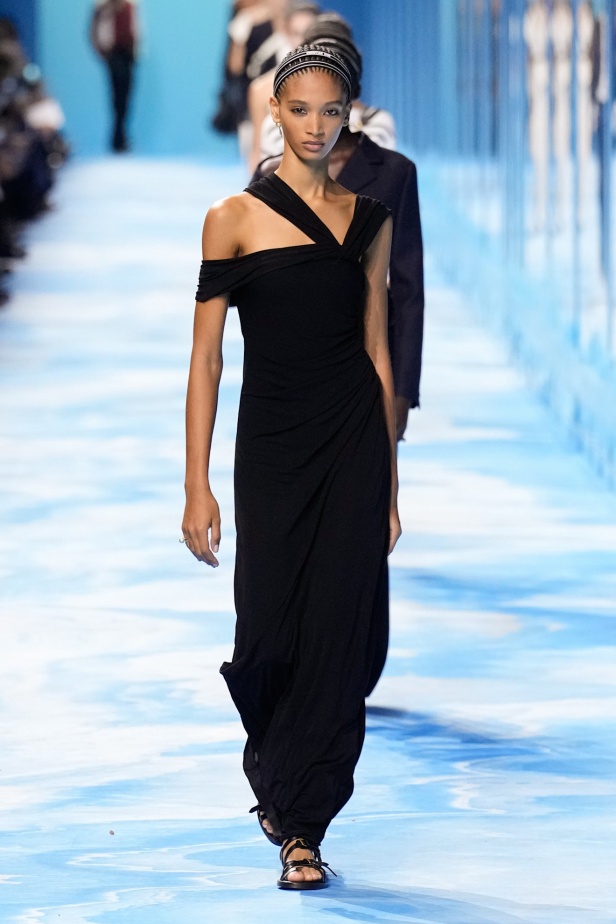 مجموعة Dior لربيع وصيف 2025... "ماريا غراتسيا كيوري" تستكشف تقاطع الموضة مع الرياضة وتعود إلى أرشيف السيد ديور