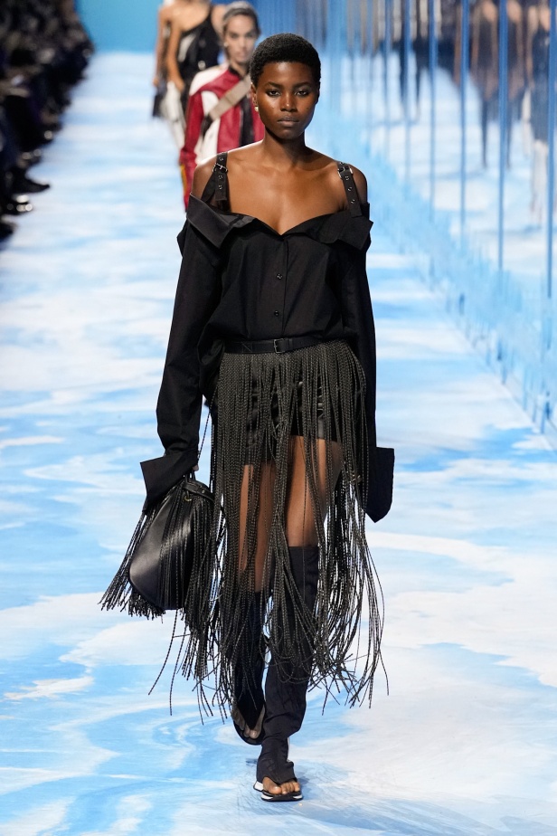 مجموعة Dior لربيع وصيف 2025... "ماريا غراتسيا كيوري" تستكشف تقاطع الموضة مع الرياضة وتعود إلى أرشيف السيد ديور