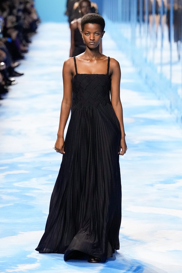 مجموعة Dior لربيع وصيف 2025... "ماريا غراتسيا كيوري" تستكشف تقاطع الموضة مع الرياضة وتعود إلى أرشيف السيد ديور