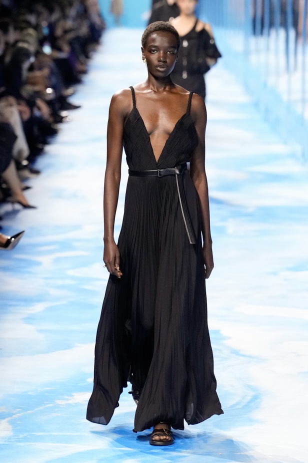 مجموعة Dior لربيع وصيف 2025... "ماريا غراتسيا كيوري" تستكشف تقاطع الموضة مع الرياضة وتعود إلى أرشيف السيد ديور