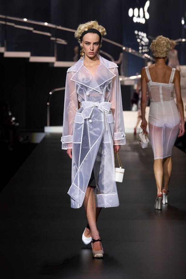 الجمال الإيطالي وتأثير "مادونا" يجتمعان في عرض أزياء Dolce & Gabbana لربيع وصيف 2025