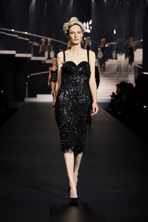 الجمال الإيطالي وتأثير "مادونا" يجتمعان في عرض أزياء Dolce & Gabbana لربيع وصيف 2025