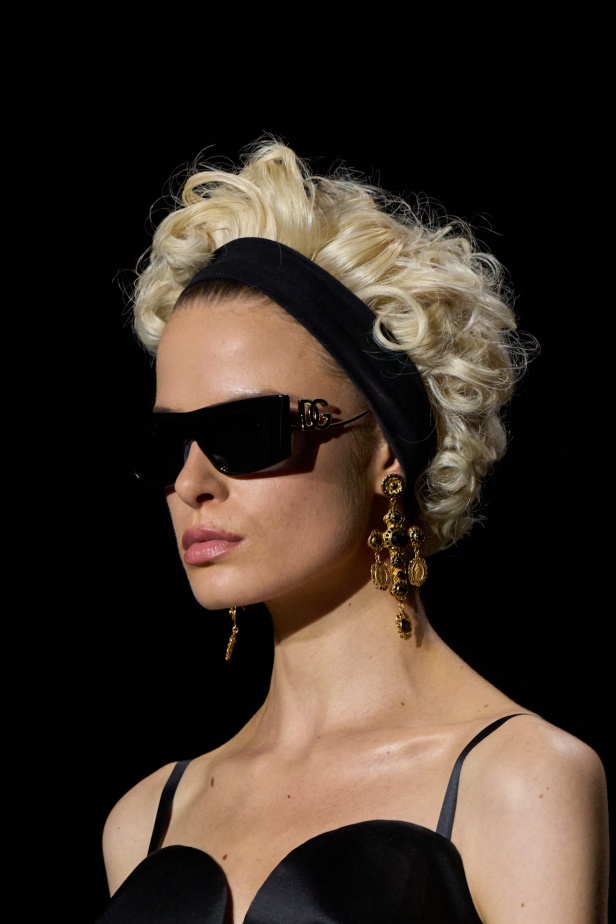 الجمال الإيطالي وتأثير "مادونا" يجتمعان في عرض أزياء Dolce & Gabbana لربيع وصيف 2025