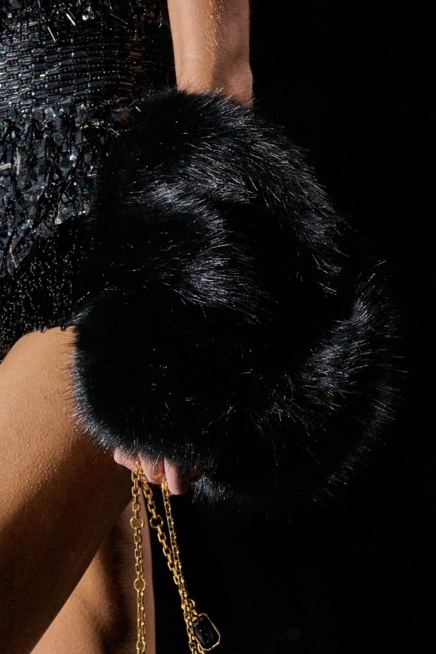 الجمال الإيطالي وتأثير "مادونا" يجتمعان في عرض أزياء Dolce & Gabbana لربيع وصيف 2025