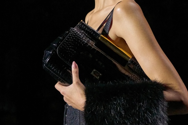 الجمال الإيطالي وتأثير "مادونا" يجتمعان في عرض أزياء Dolce & Gabbana لربيع وصيف 2025