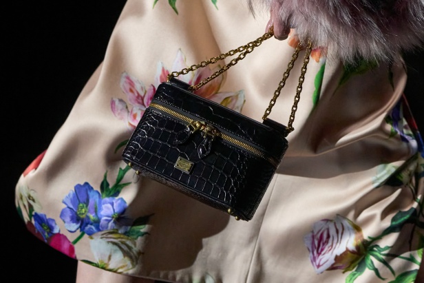 الجمال الإيطالي وتأثير "مادونا" يجتمعان في عرض أزياء Dolce & Gabbana لربيع وصيف 2025