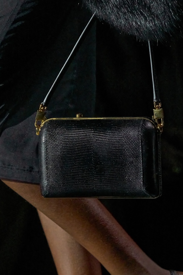 الجمال الإيطالي وتأثير "مادونا" يجتمعان في عرض أزياء Dolce & Gabbana لربيع وصيف 2025