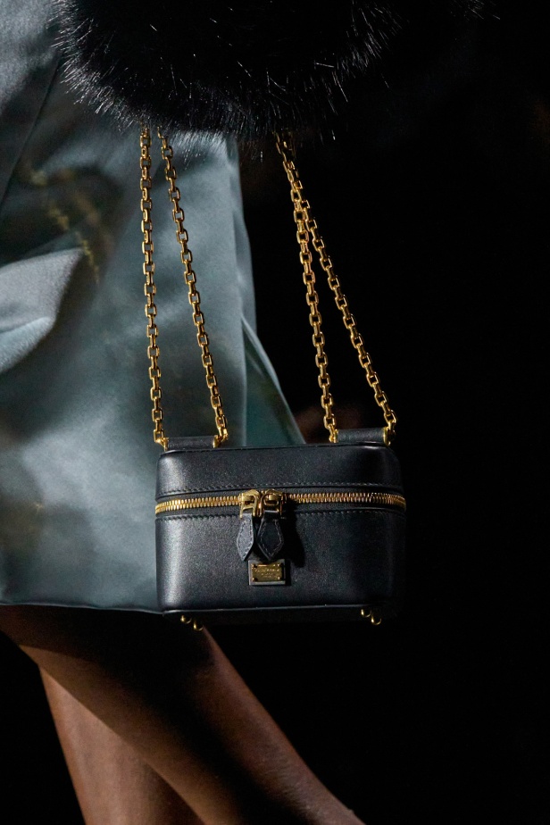 الجمال الإيطالي وتأثير "مادونا" يجتمعان في عرض أزياء Dolce & Gabbana لربيع وصيف 2025